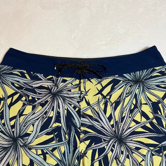 Quiksilver Men's High Line Diamond Deluxe Board Shorts Size 33 Vacation Surfing - Picture 4 of 11